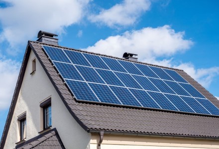 Recht op aftrek btw op draagconstructie woning en op zonnepanelen bij verhuur woning